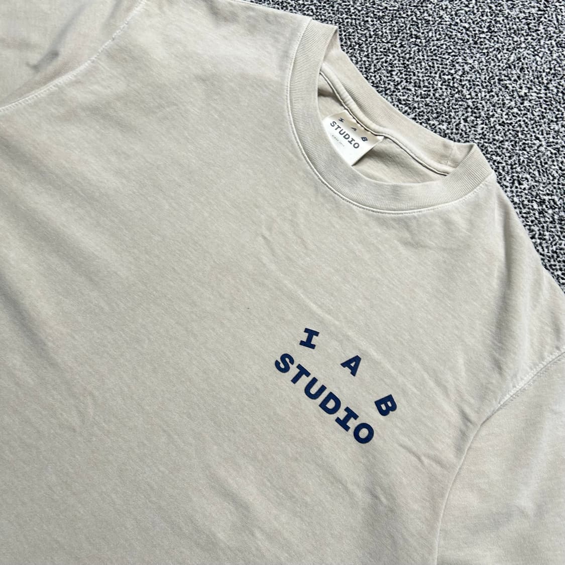 아이앱 스튜디오(I.A.B STUDIO)오트밀 피그먼트 티셔츠 상품이미지2