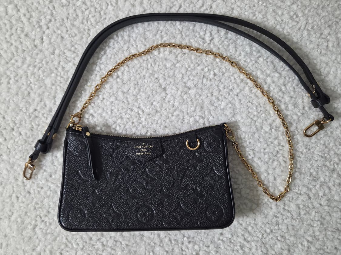 루이비통 이지 파우치 온 스트랩 블랙 상품이미지2