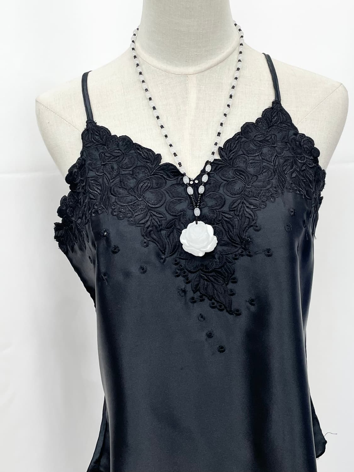 블랙 새틴 자수 슬립 상품이미지3