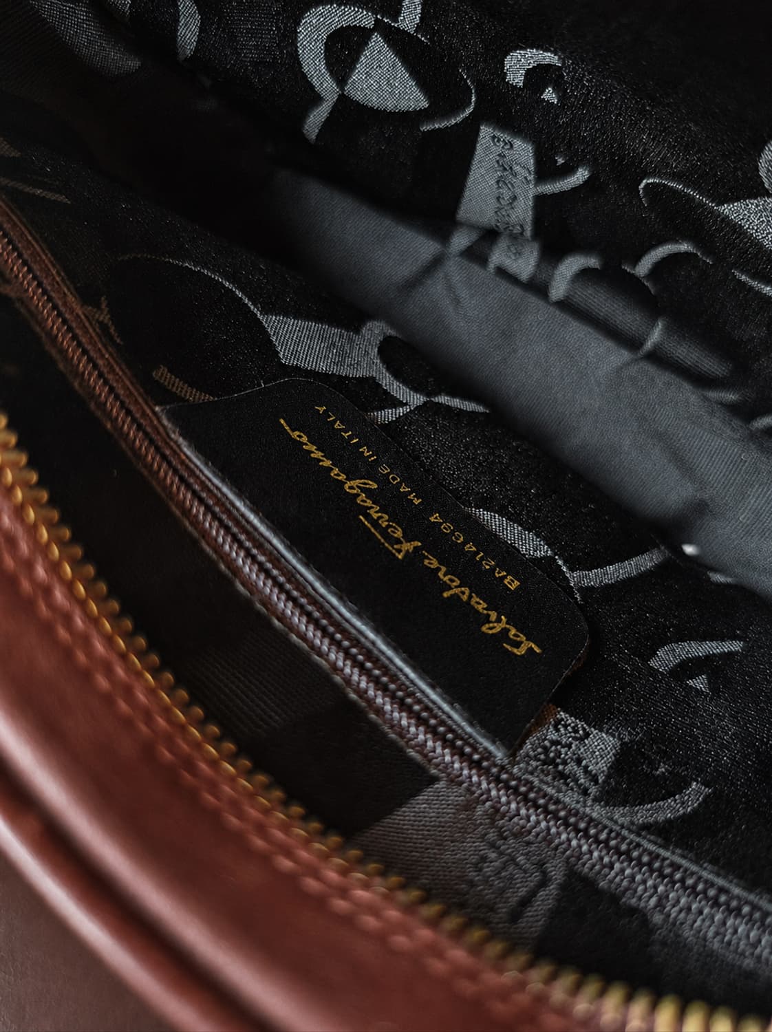 Ferragamo 2000's 페라가모 간치니 스웨이드 숄더백 상품이미지4