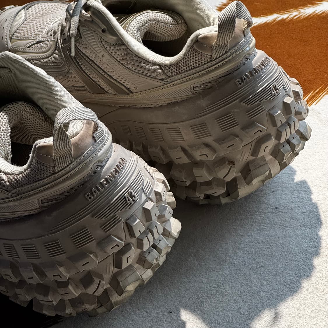 발렌시아가 디펜더 스니커즈 베이지 (43) 비브람 보강 상품이미지5