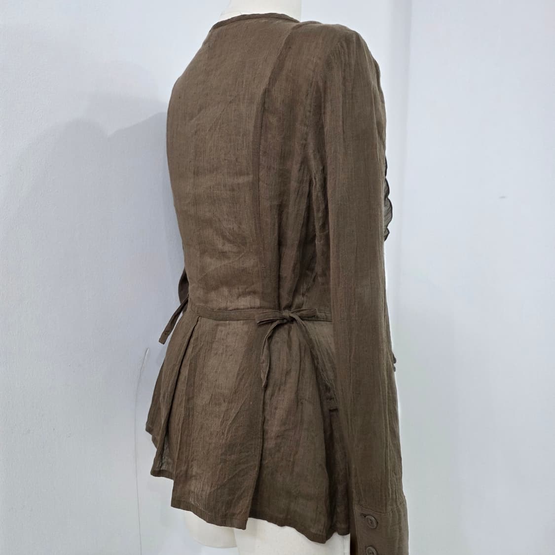 카키 린넨 혼방 내츄럴 리본 랩 블라우스 상품이미지3