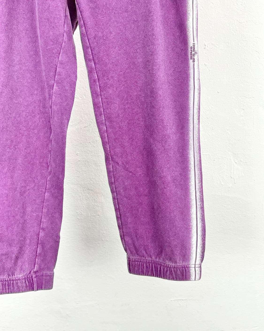 스톤아일랜드 x 슈프림 22ss 스트라이프 퍼플 스웨트 팬츠 상품이미지5