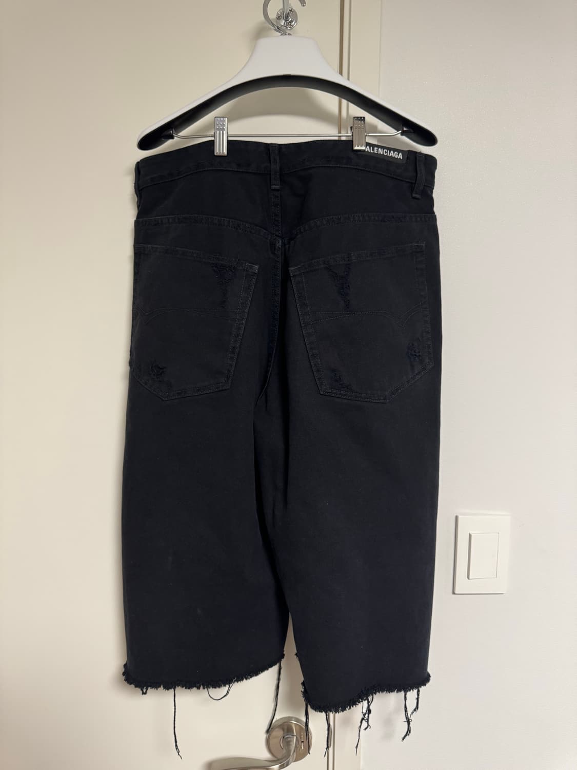 [S] BALENCIAGA 발렌시아가 디스트로이드 데님 쇼츠 블랙 상품이미지2