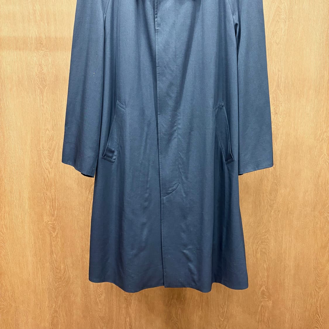 입생로랑 미니멀 싱글 코트 레귤러 카라 사이드 사선 포켓 디테일 네이비 상품이미지5