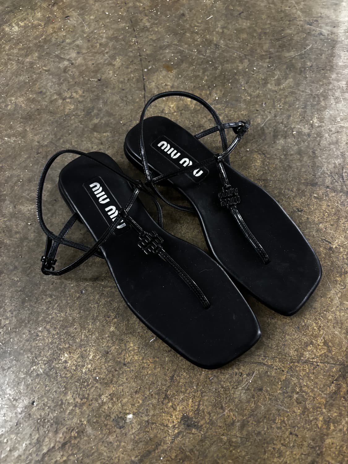 미우미우 로고 플라크 가죽 플랫 샌들 36 (한국사이즈230) 상품이미지3