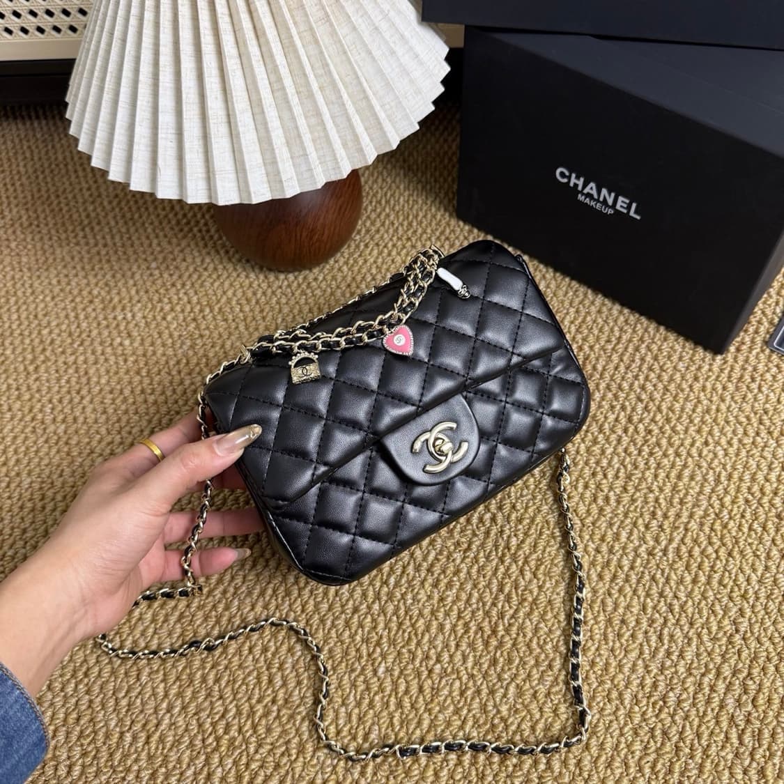 샤넬VIP 리미티드 에디션 기프트 래더 하트쉐입 크로스백 상품이미지7