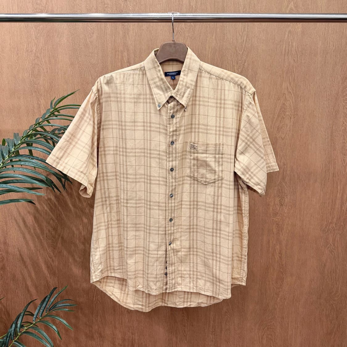 버버리 런던 코튼 반팔 체크 셔츠 로고 자수 포켓 디테일 베이지 상품이미지1