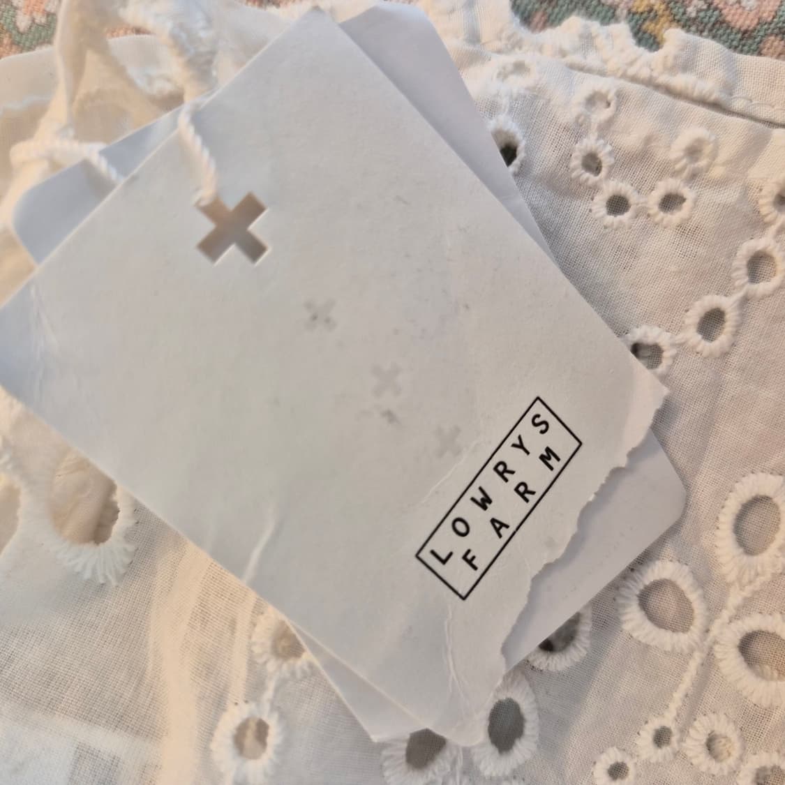 LOWRYS FARM 화이트 아일렛  펀칭 자수 블라우스 상품이미지10