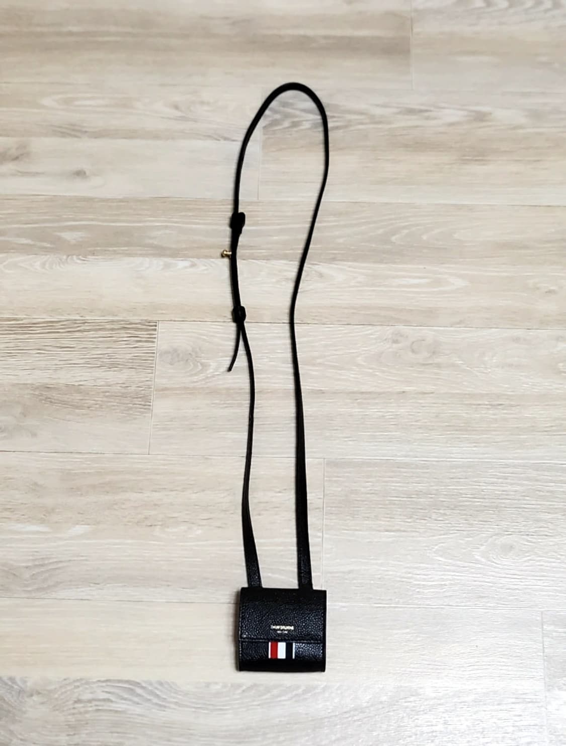 톰브라운 페블 레더 미니 파우치 위드 숄더 스트랩 상품이미지3