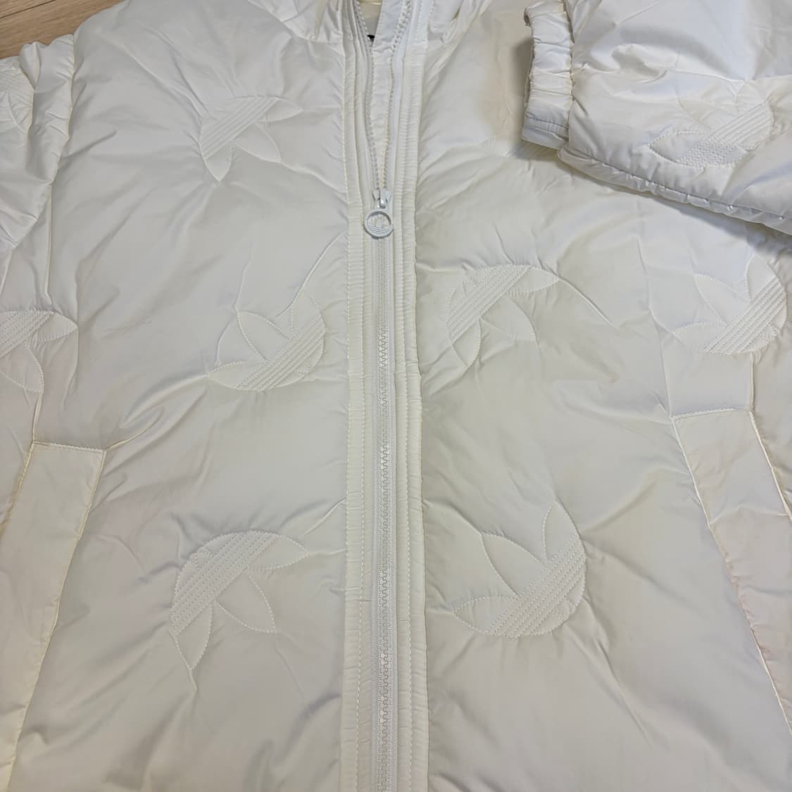 아디다스 화이트 빅트레포일 리프트 퍼프 패딩 상품이미지3