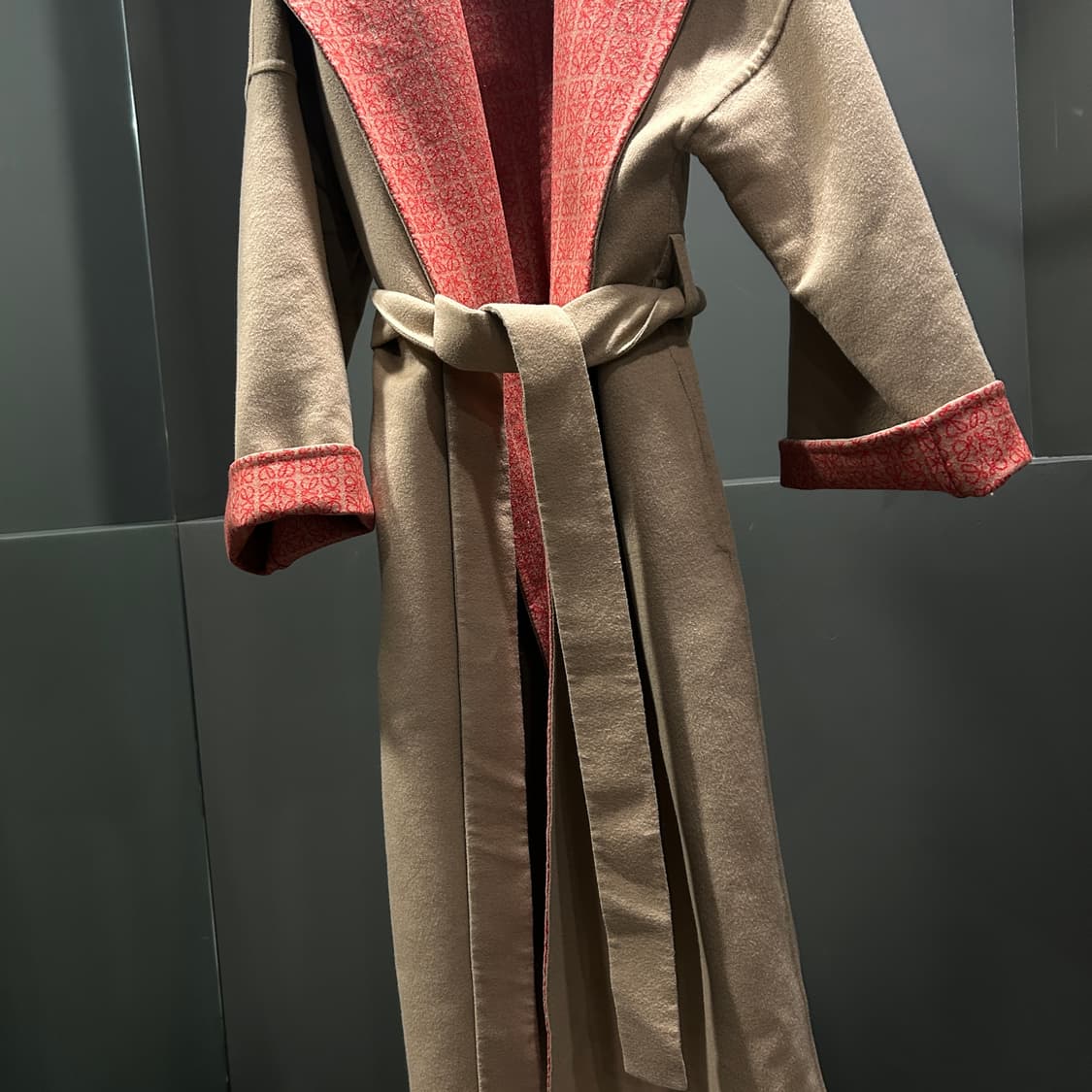 로에베 아나그램 로브 코트 상품이미지4