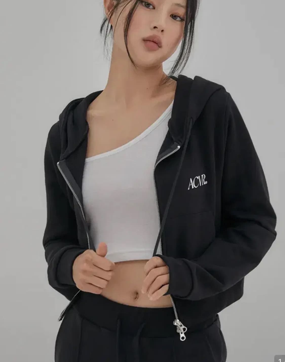 어커버 블랙 크롭 후드집업 상품이미지2