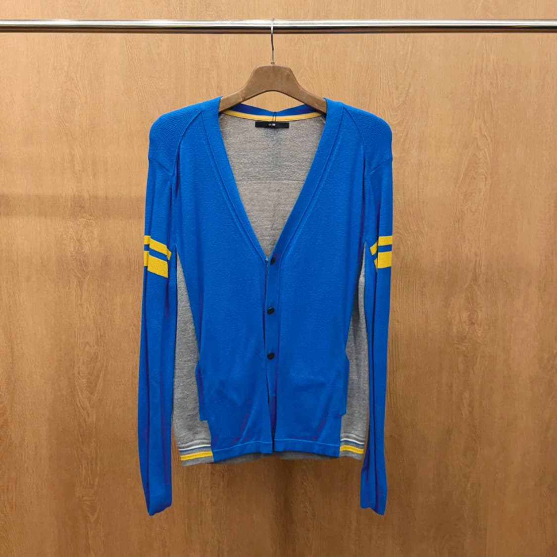 시스템 브이넥 니트 가디건 옐로우 배색 슬리브 라인 디테일 레귤러핏 블루 상품이미지2