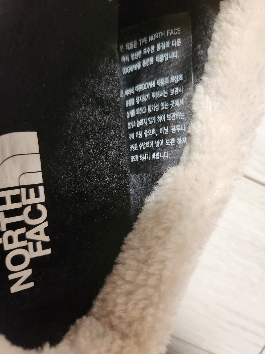 새상품) 노스페이스 뮬 슬리퍼 사이즈250

슬리퍼/방한/털/색상: 와인 상품이미지2