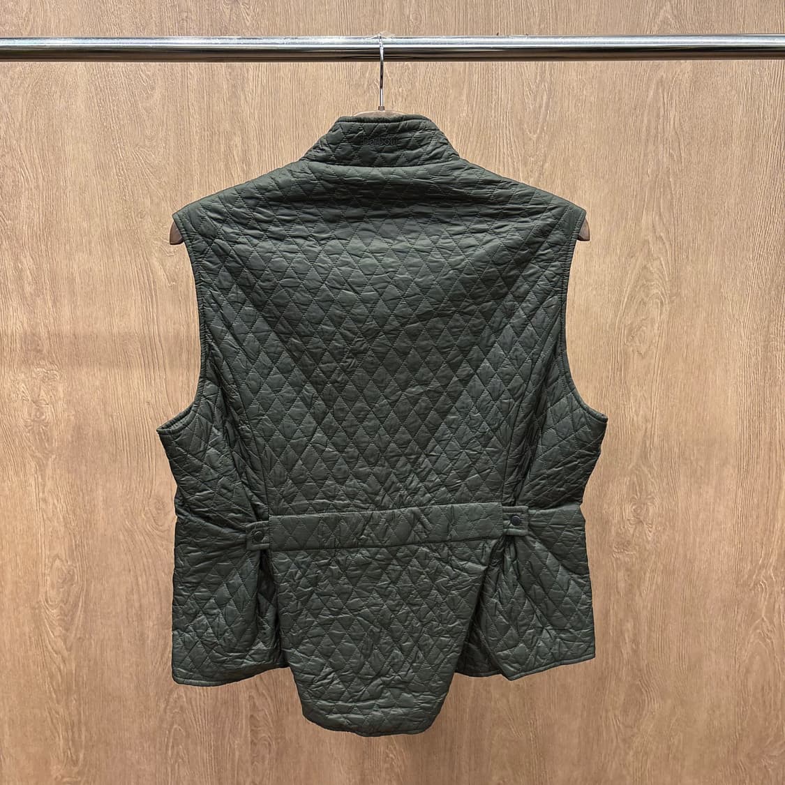 바버 하이넥 퀄팅 베스트 다이아 누빔 백 사이드 버튼 탭 디테일 카키 상품이미지3