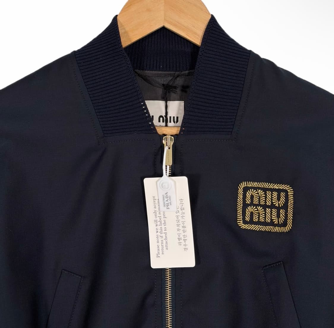 [38] 미우미우 24ss 여성 크롭 바타비아 봄버 바시티 자켓 네이비 상품이미지4