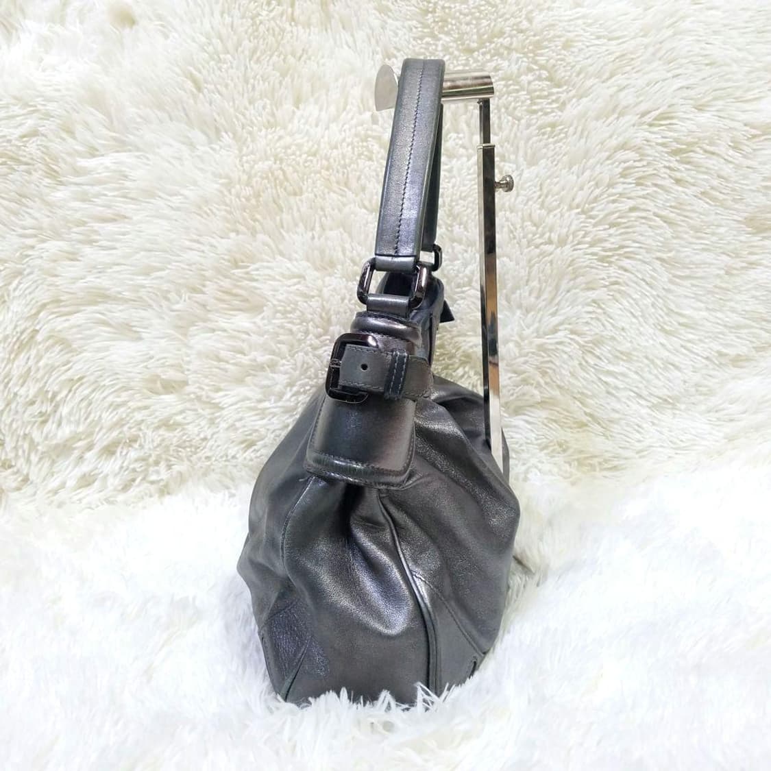 버버리 레더 메탈릭 호보백 숄더백 상품이미지3