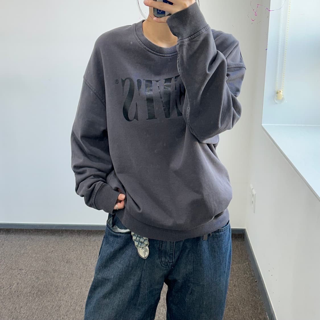 Levis 리바이스 스펠아웃로고 차콜 맨투맨 상품이미지1