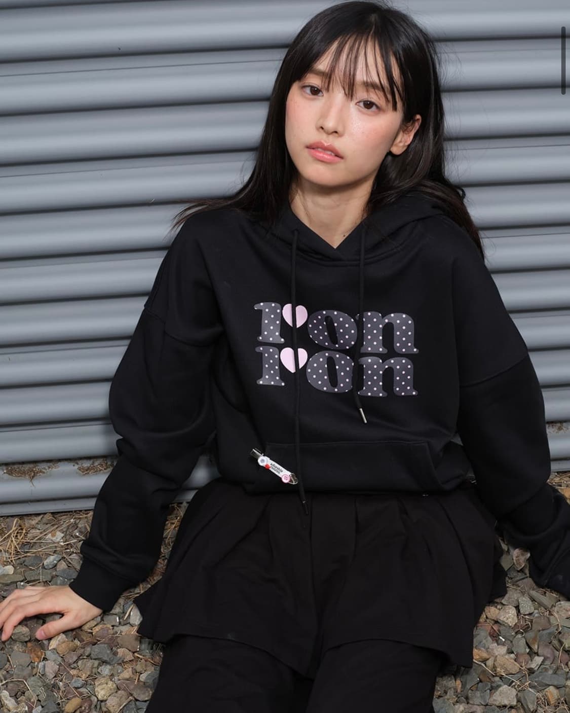 론론 DOT LOGO CROP HOODIE BLACK 상품이미지2