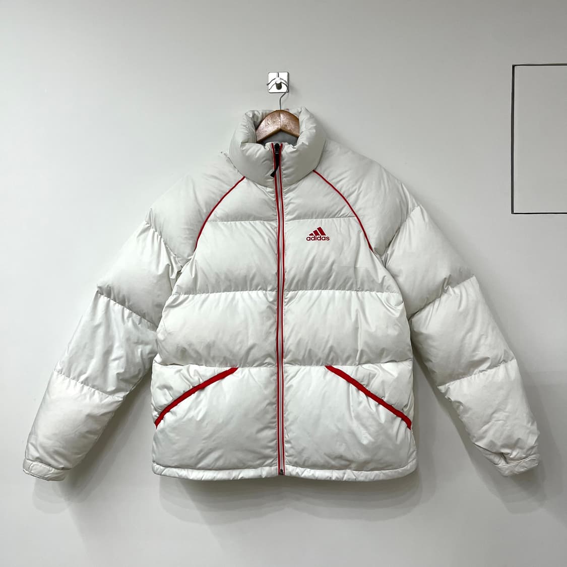 아디다스 화이트 레드 흰빨 덕다운 패딩 자켓 상품이미지2