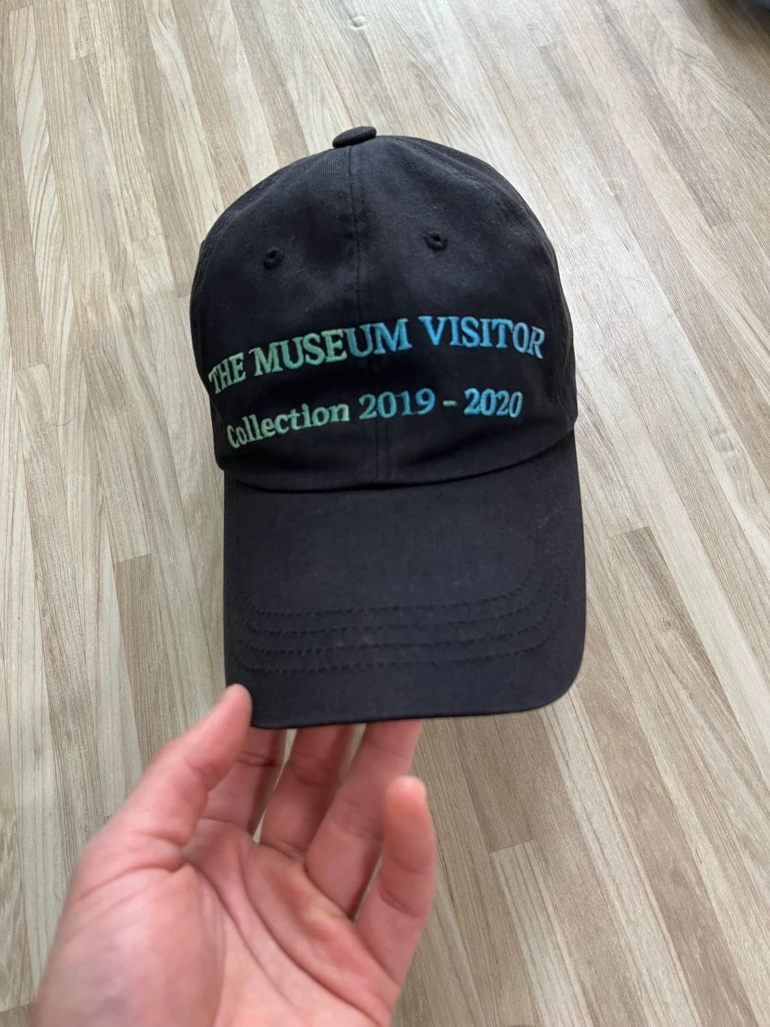 더뮤지엄비지터 모자 상품이미지1