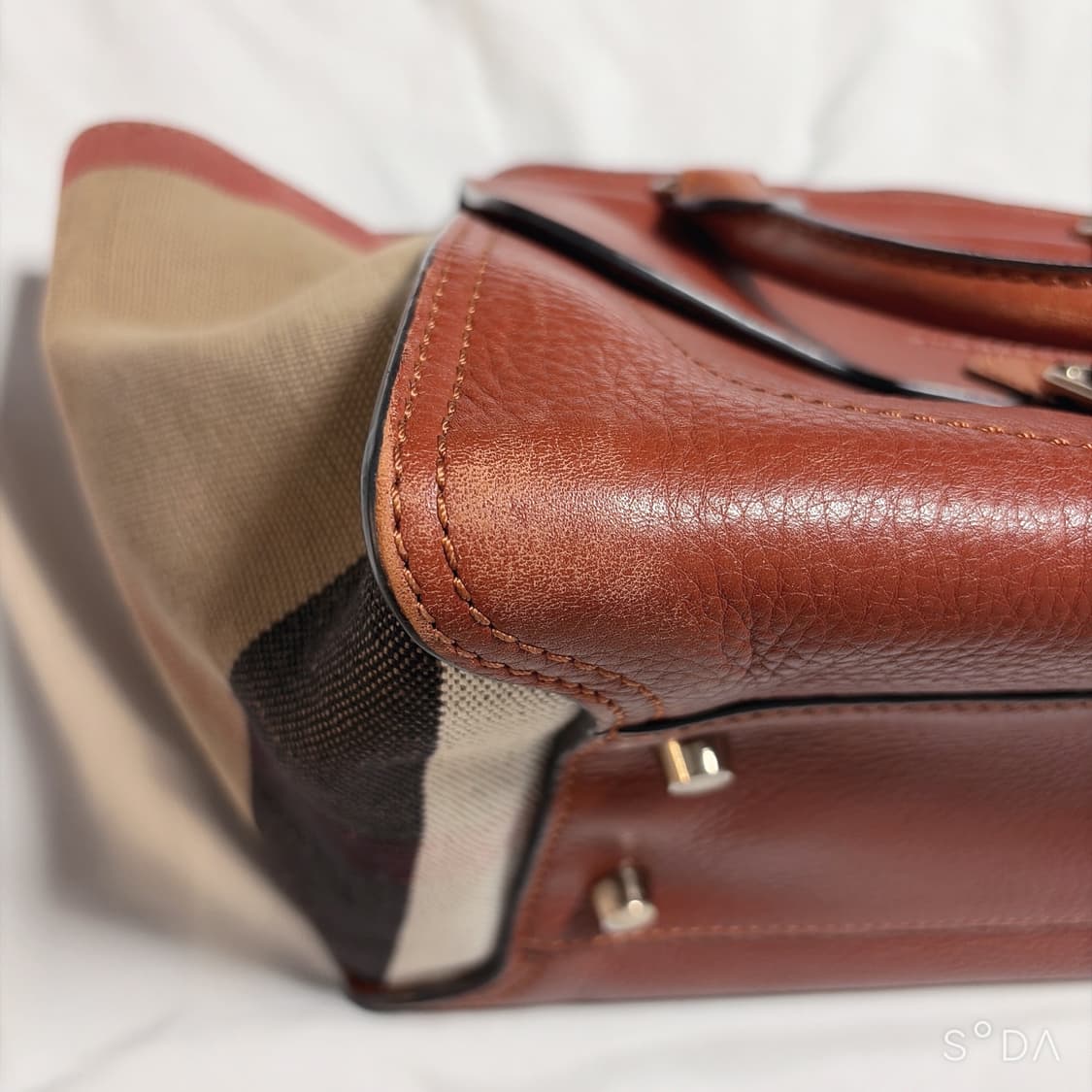 버버리 브라운 레더 캔버스 토트백 상품이미지10