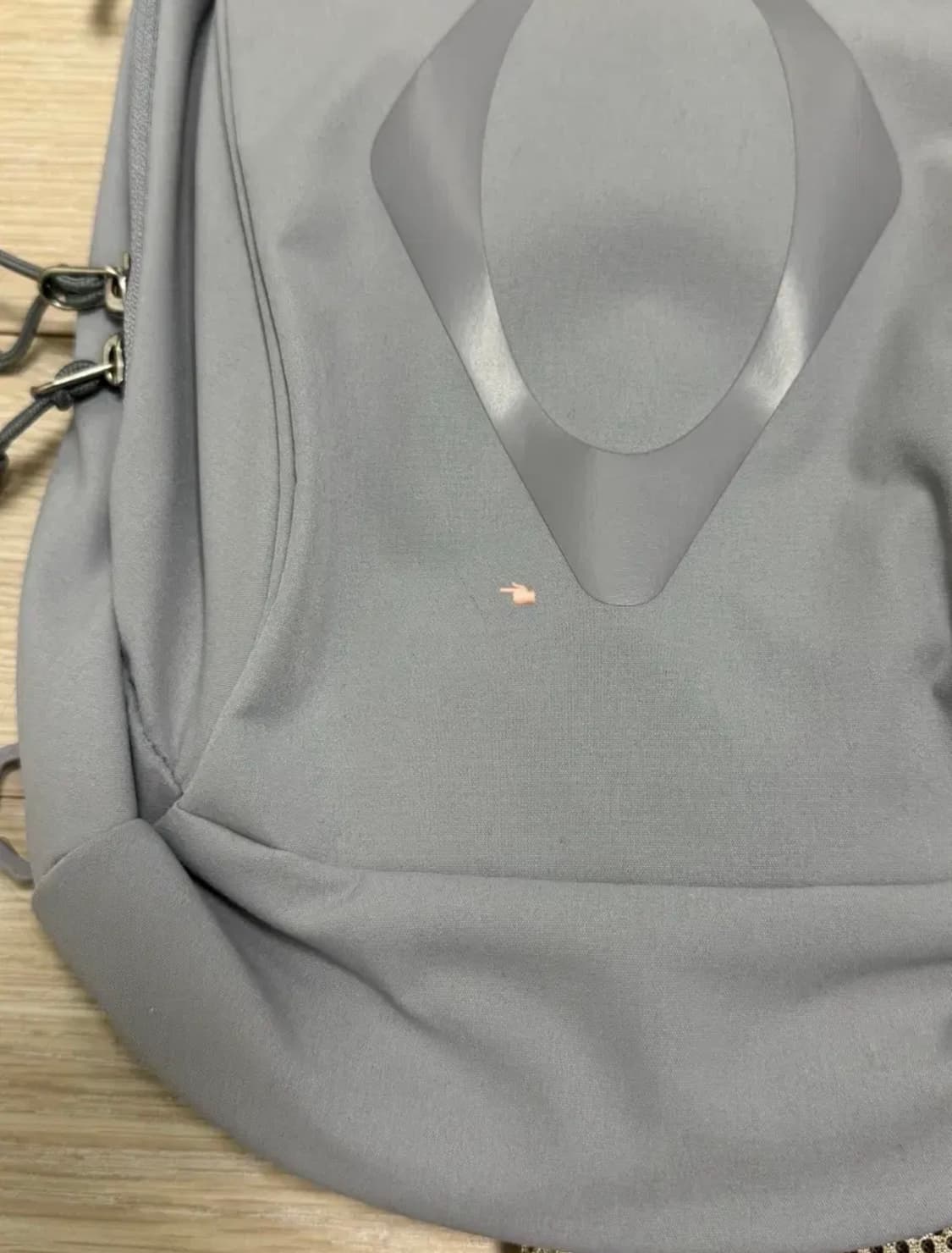 급처 / 미스치프 롬버스 포켓 슬링백 그레이 상품이미지2