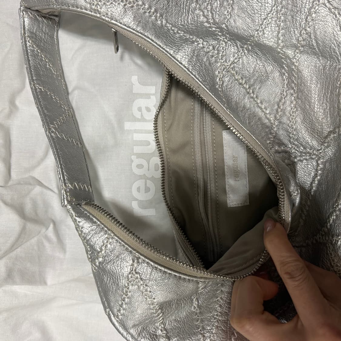 Regular 레귤라 실버 호보백/가방 판매합니다. 상품이미지3