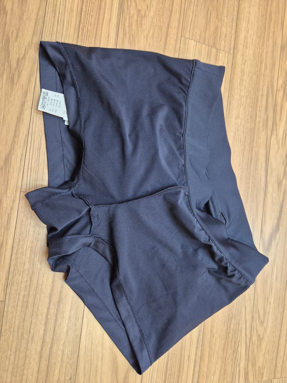 J.Lindeberg 네이비 여성 골프 스커트입니다. 주름이 잡혀있는 디 상품이미지3