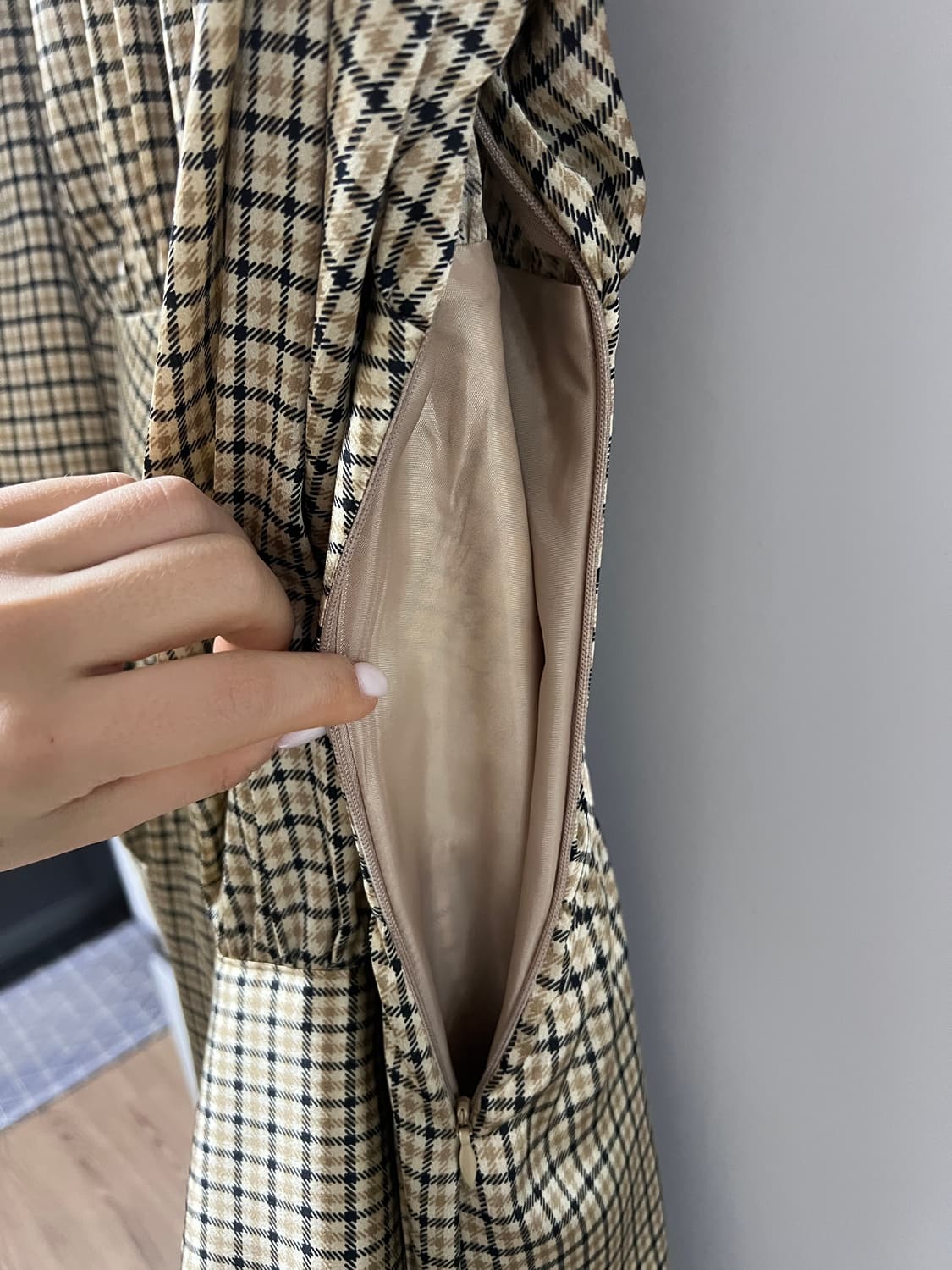 더에보니아이즈 체크 새틴 롱드레스 상품이미지3