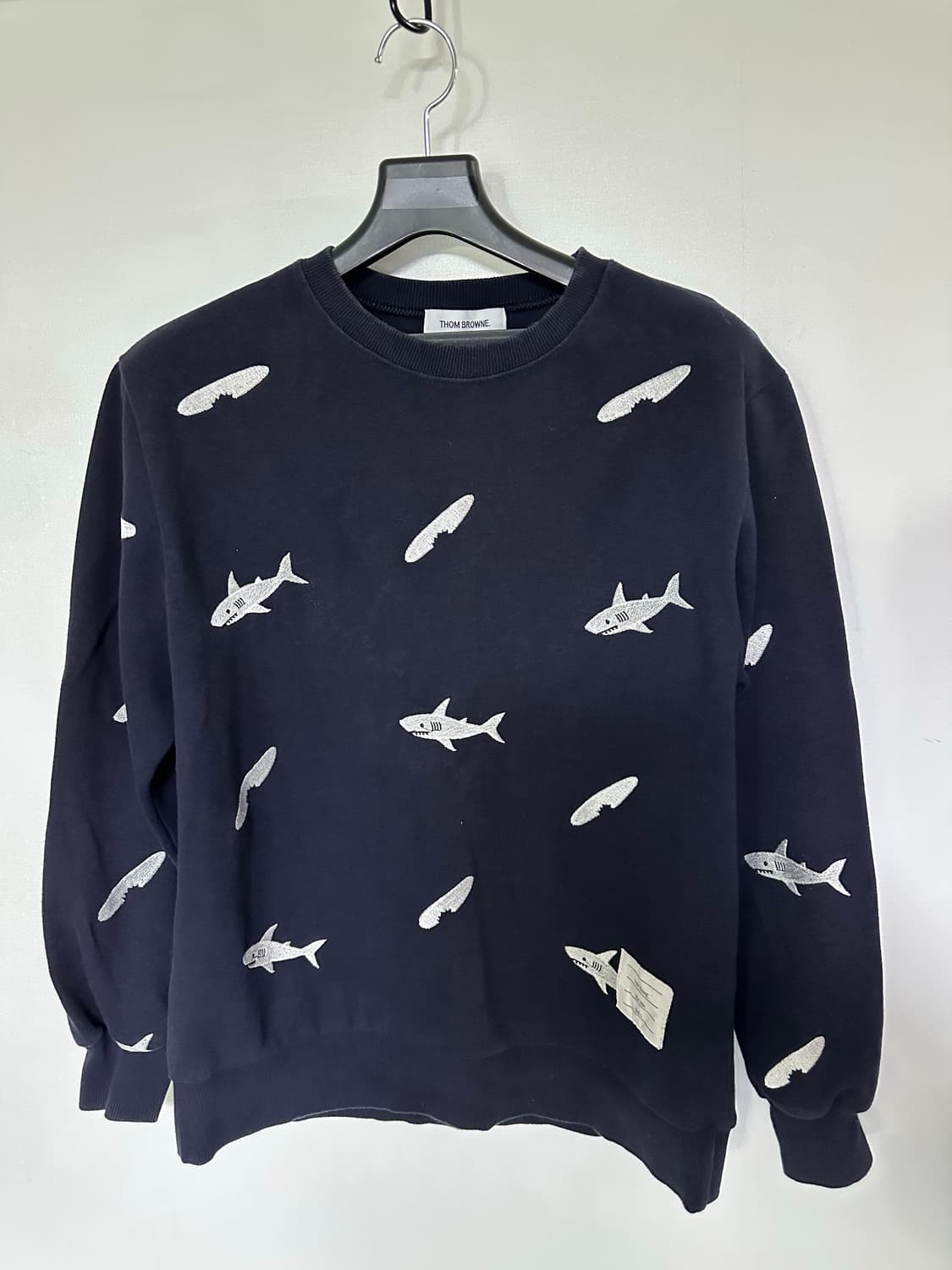톰브라운 샤크 패턴 맨투맨 네이비 상품이미지1