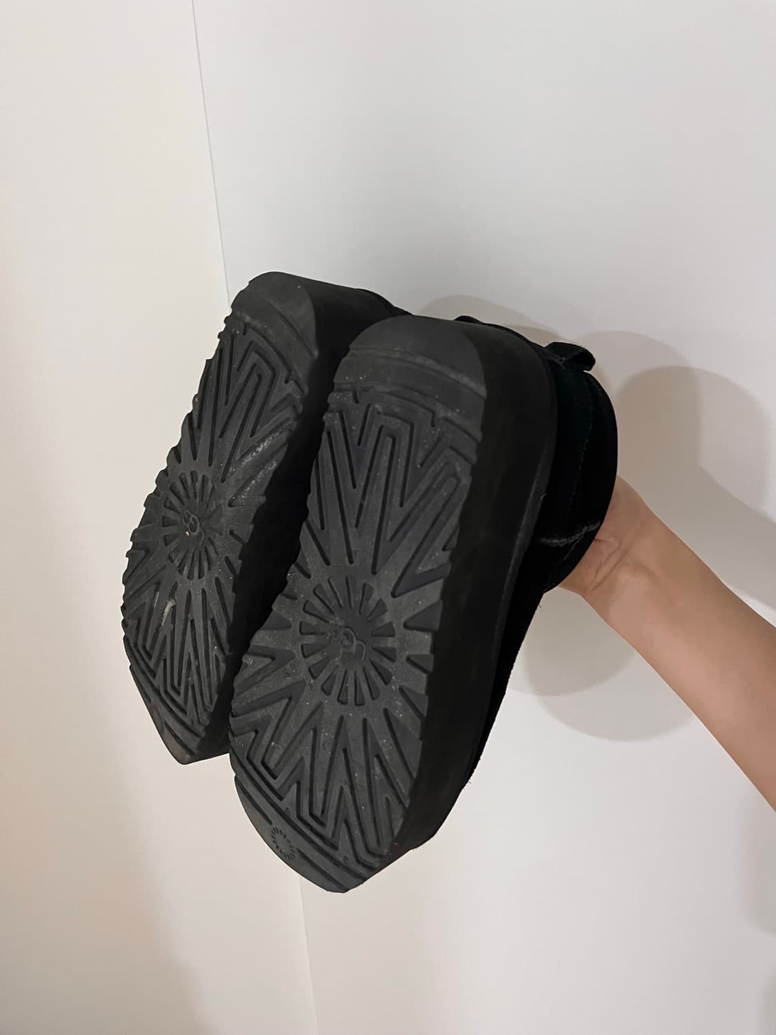 UGG 클래식 울트라 미니 플랫폼 부츠 블랙 (240) 미국어그 상품이미지3