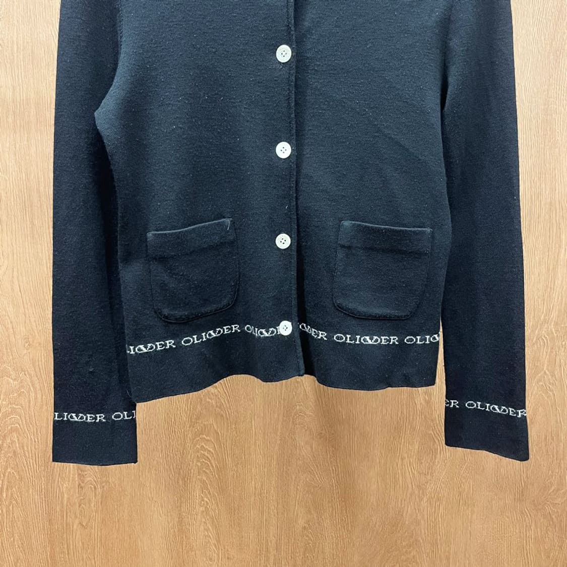 발렌티노 라운드넥 니트 가디건 밑단 소매 올리버 로고 자카드 디테일 블랙 상품이미지5