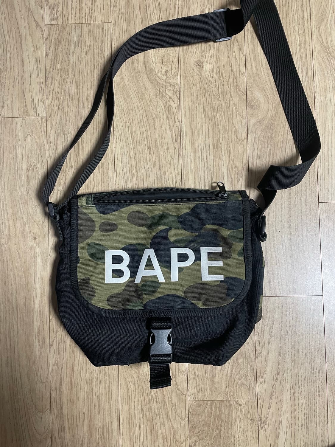 베이프 카모 크로스백 상품이미지1