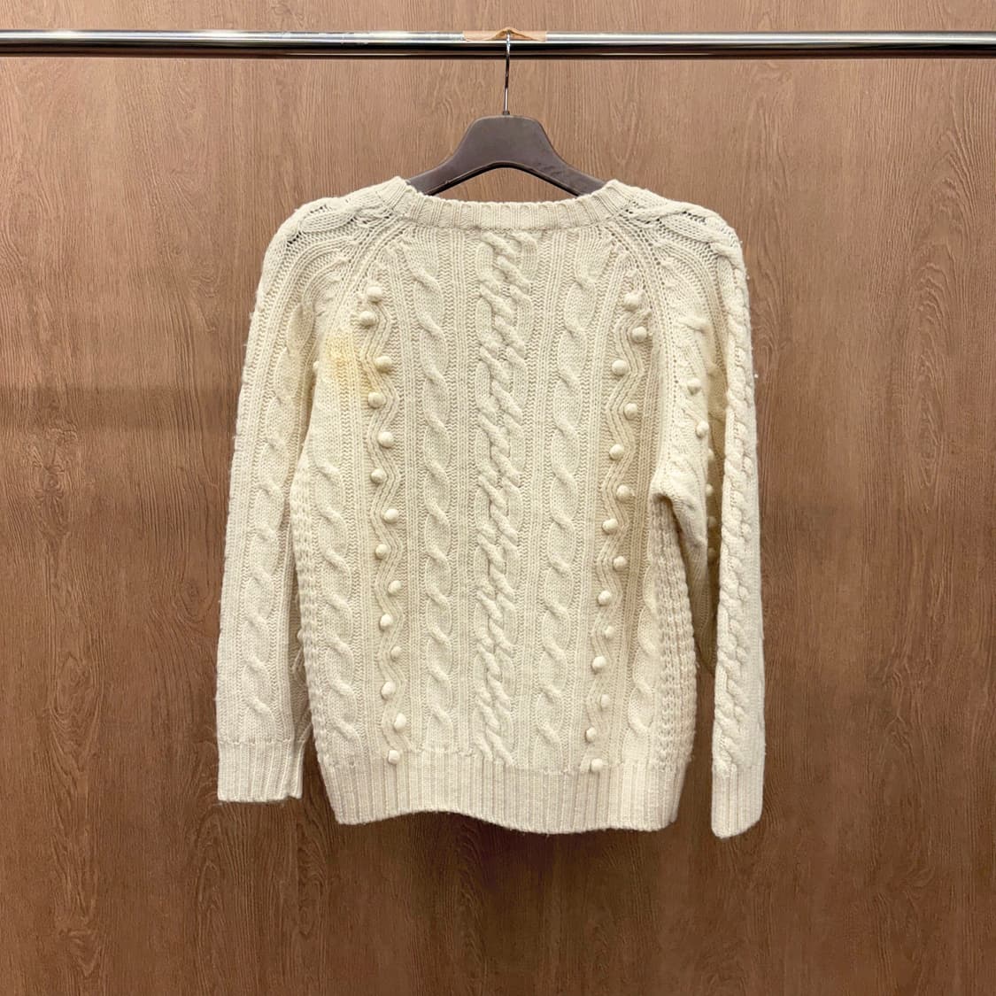 마리오 로시 라운드넥 케이블 긴팔 니트 입체 짜임 보블 디테일 아이보리 상품이미지2