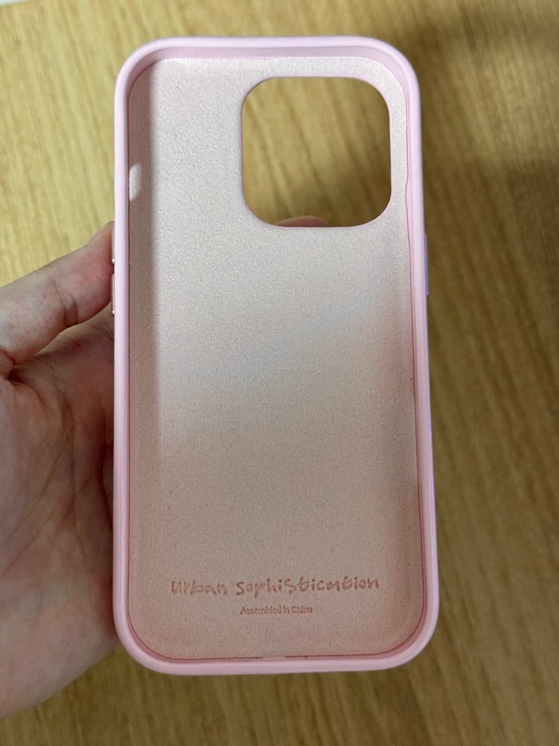 어반소피스티케이션 아이폰16pro 리본케이스 상품이미지3
