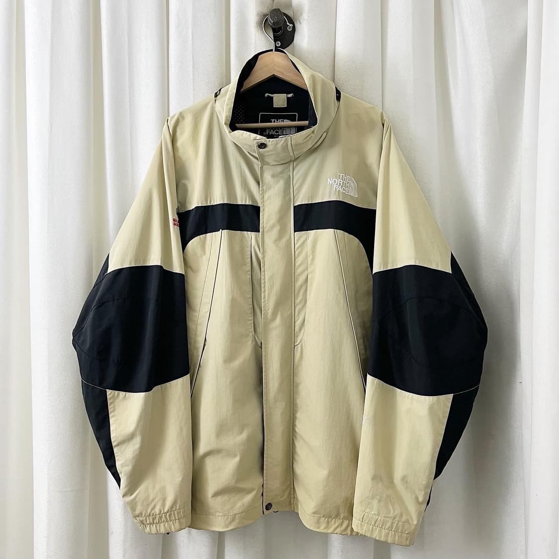 노스페이스 베이지 블랙 고어텍스 윈드브레이커 상품이미지1