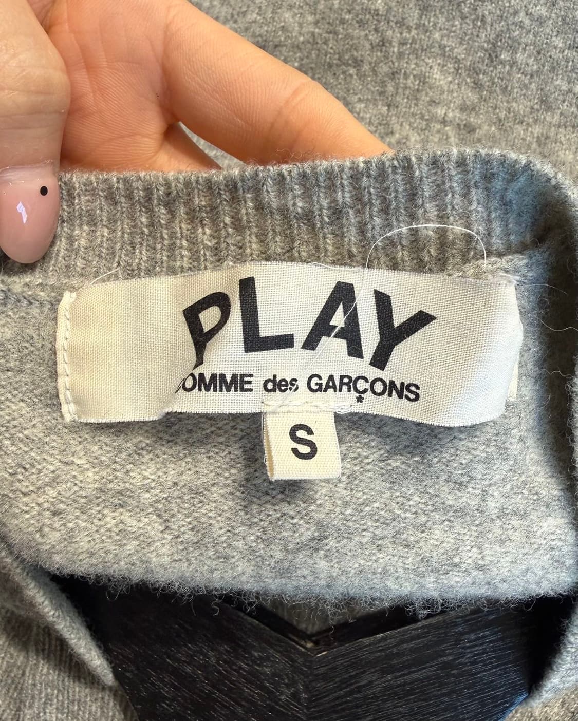 꼼데가르송 플레이 그레이 화이트와펜 가디건  상품이미지8