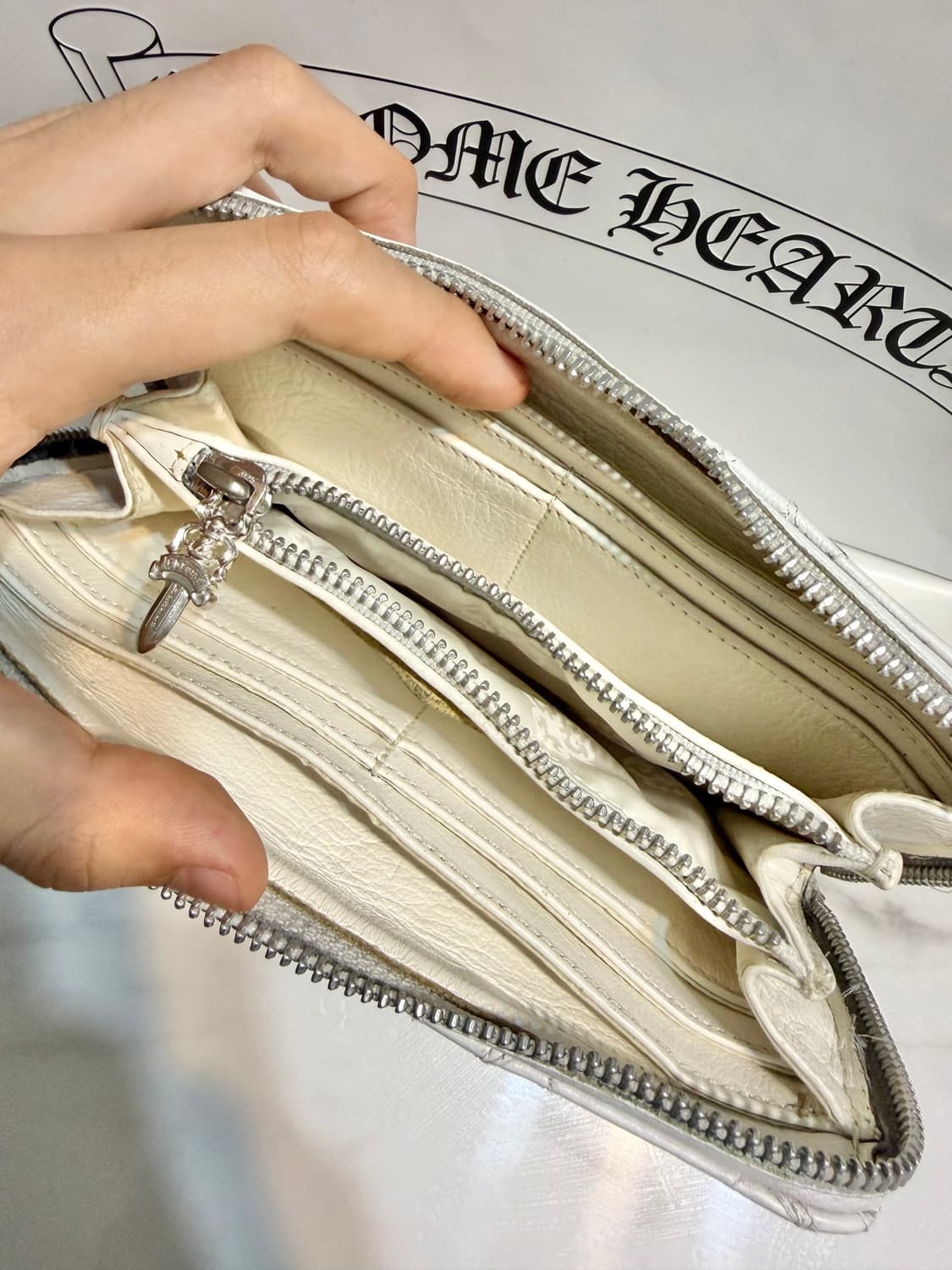 크롬하츠 PLAT 레더패치 세메터리 크로스 참 장지갑 상품이미지4