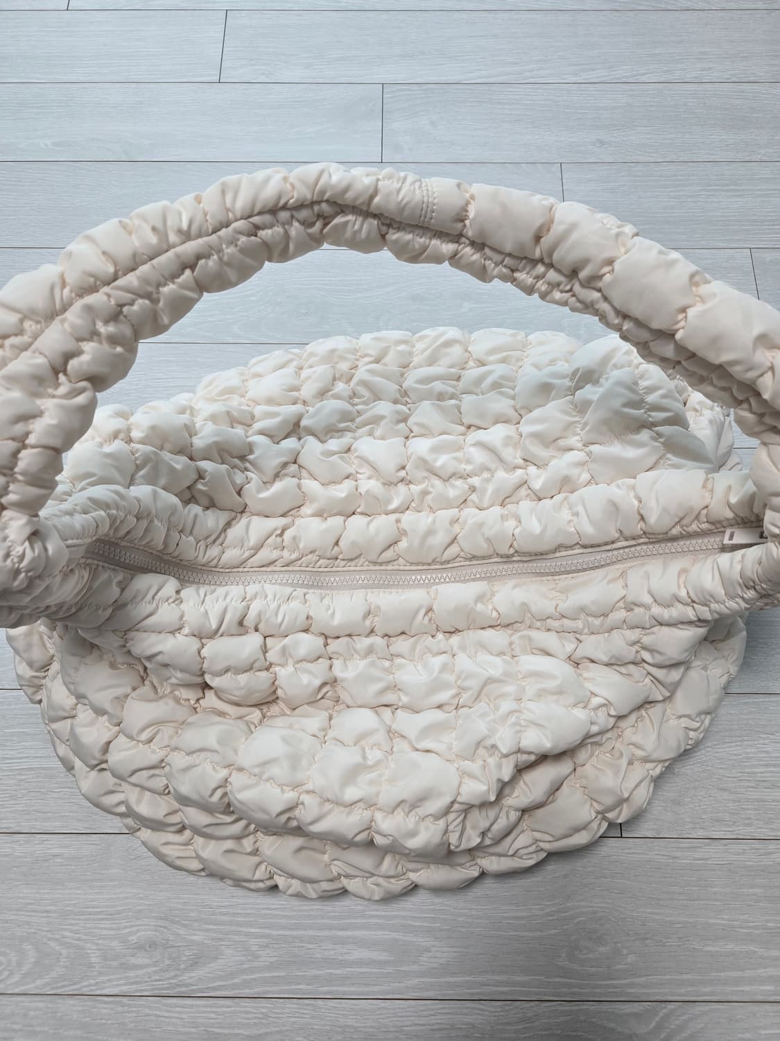 코스 오버사이즈 퀄티드 크로스바디 백 (라이트 베이지) 상품이미지4