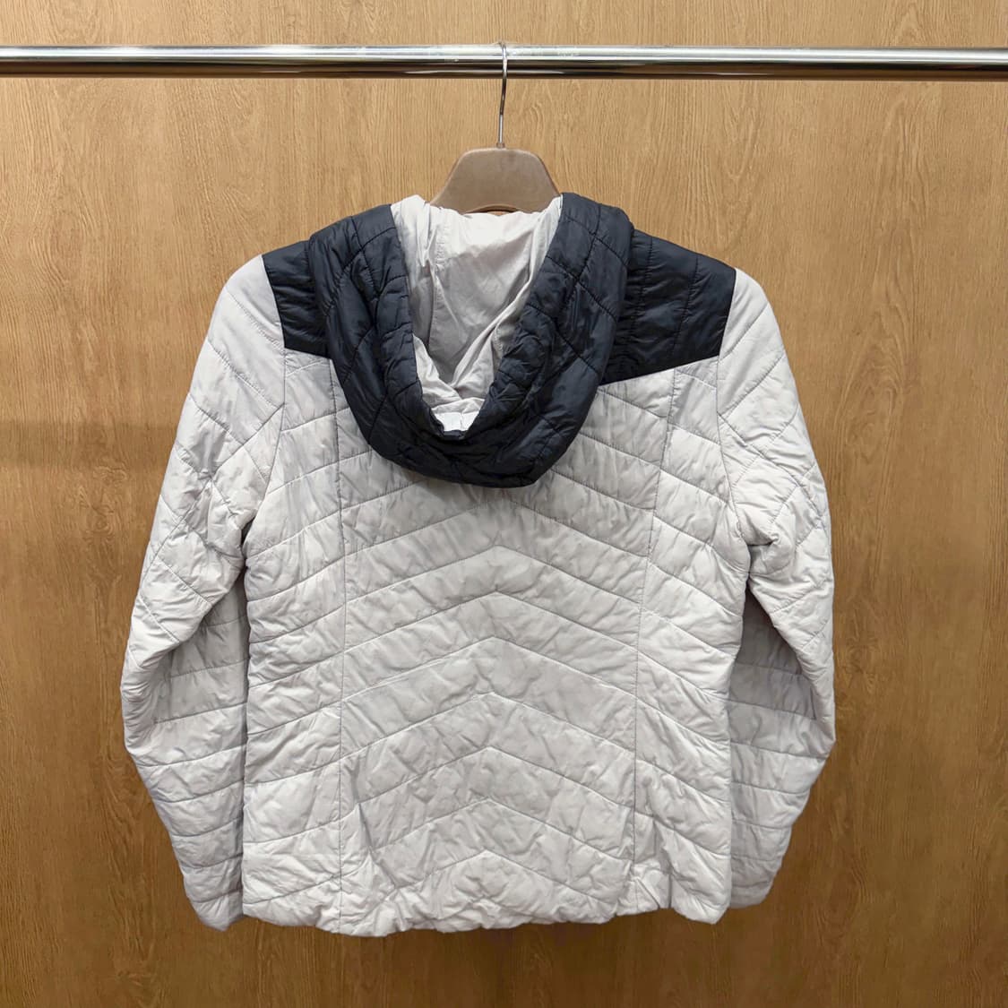 바버 후드 경량 패딩 배색 골드 로고 더블 포켓 디테일 라이트 그레이 상품이미지3