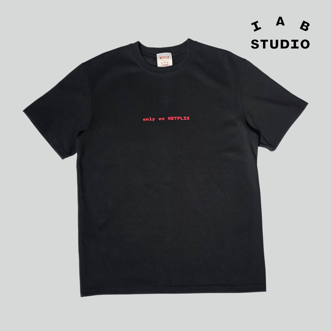 [L]아이앱 스튜디오 x 넷플릭스 숏슬리브 티셔츠 블랙 상품이미지1