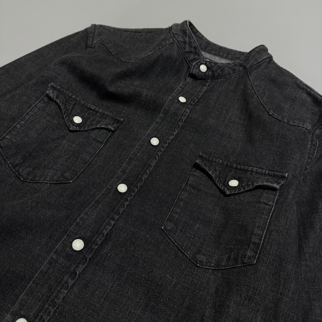 빔즈(BEAMS) 블랙컬러 워시드 웨스턴 버튼 논칼라 데님 셔츠 상품이미지4