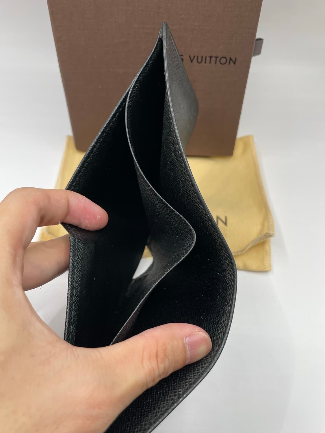 루이비통 타이가 멀티플 월릿 반지갑 블랙 상품이미지8