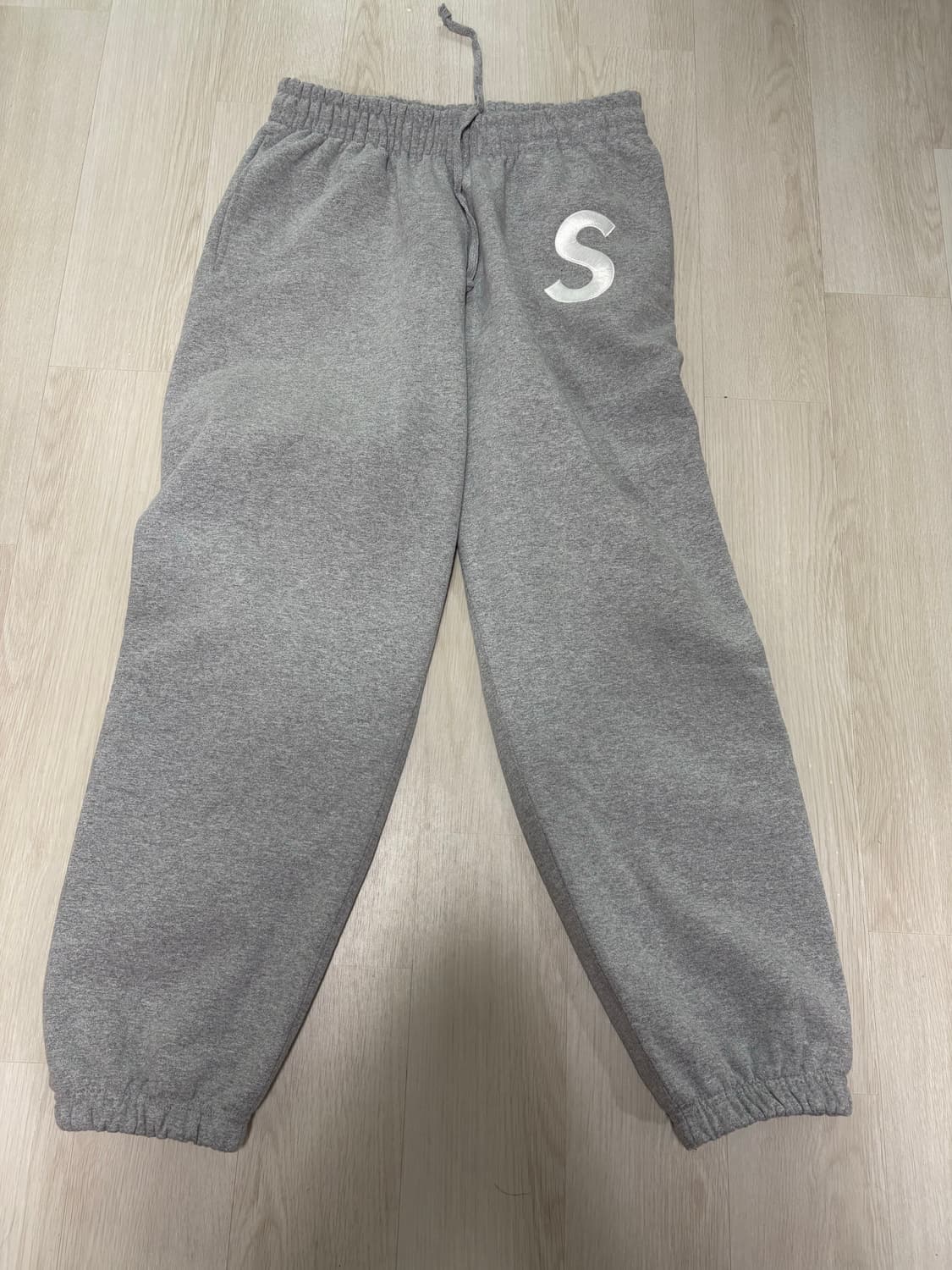 슈프림 s로고 그레이 m 25fw 2회 착용 상품이미지1