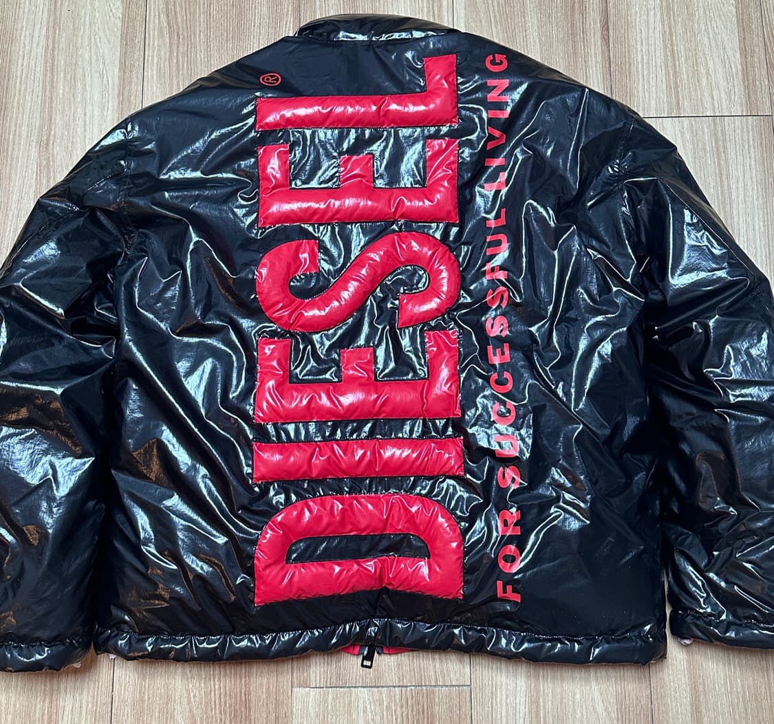 [새제품] 디젤 쥬피트 맥시 로고 유광 패딩 블랙 50사이즈 상품이미지1