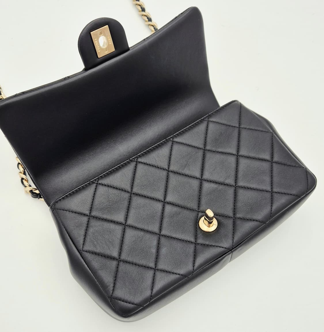 샤넬 램스킨 CC 플랩
볼드체인 숄더백

AS1353

 상품이미지10