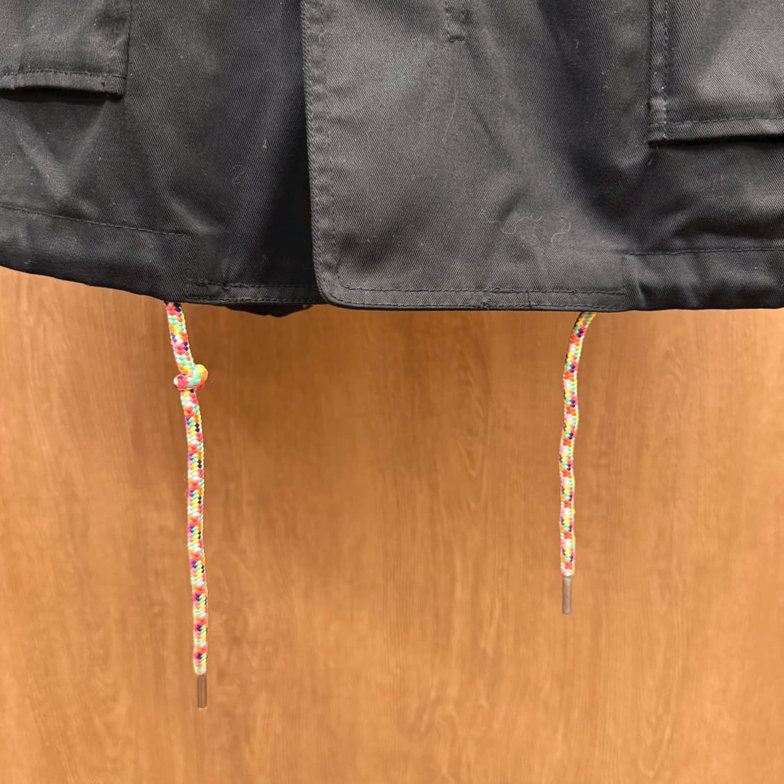 럭키슈에뜨 코튼 아웃도어 후드 자켓 플랩 포켓 스트링 디테일 블랙 상품이미지6