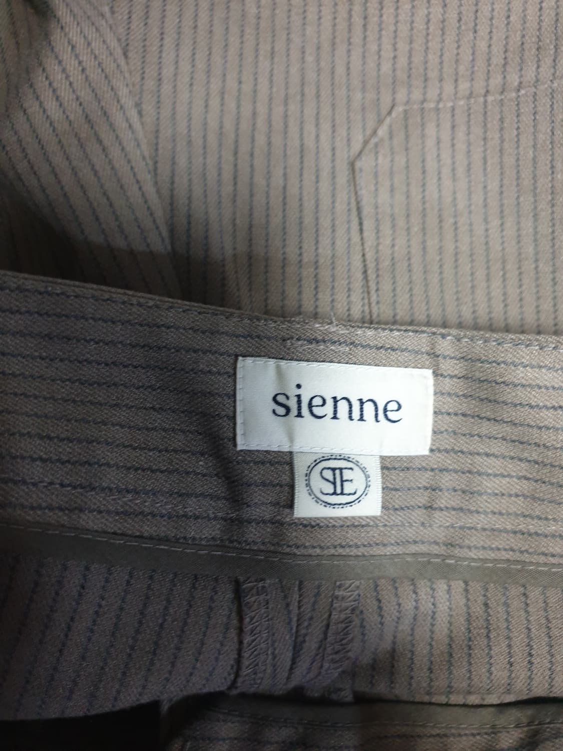 시엔느 스트라이프 핀턱 세미와이드 슬랙스 브라운 (S) 상품이미지4